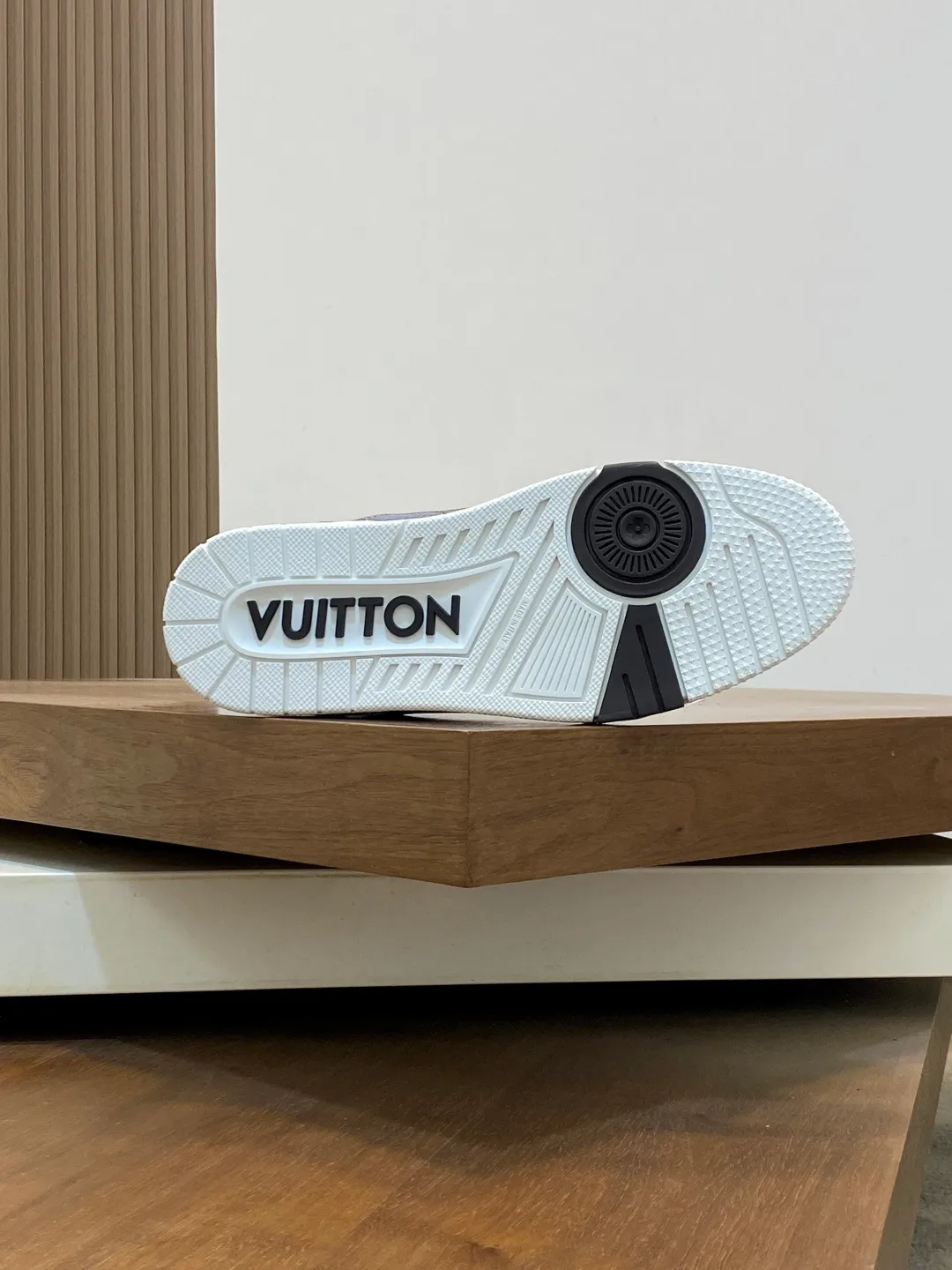 💰900 LV TRAINER python pattern sneakers for men are shipped. The early version of the LV Vuitton World official website is made of gorgeous python pattern stitched together in different parts. Creative inspiration drawn from retro basketball shoes continues the classic style and incorporates colorful natural patterns to create this new sneaker. The side is decorated with the Vuitton logo, the tongue and heel are decorated with LV letters, and the classic rubber outsole is decorated with Monogram flowers. Needless to say, the comfort of Lujia's shoes is very masculine! Completely packaged! Size: 39-40-41-42-43-44 standard leather shoe size (38/45/46 can be customized and does not support returns or exchanges)